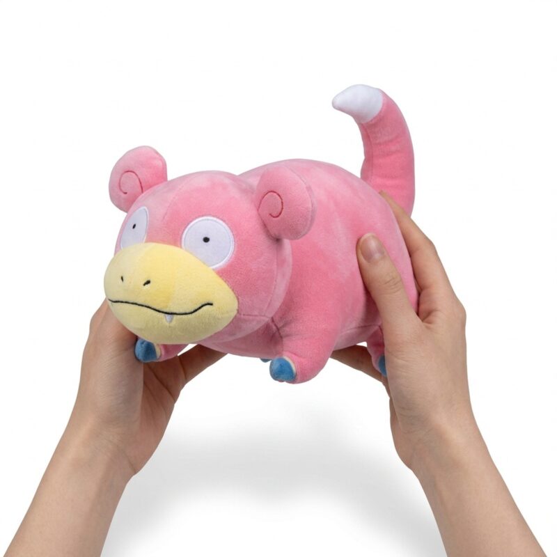 Slowpoke Peluche sostenida en las manos