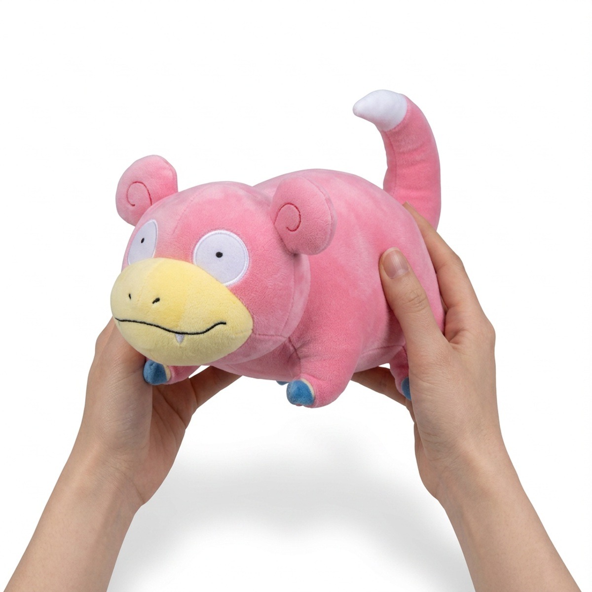 Slowpoke Peluche sostenida en las manos