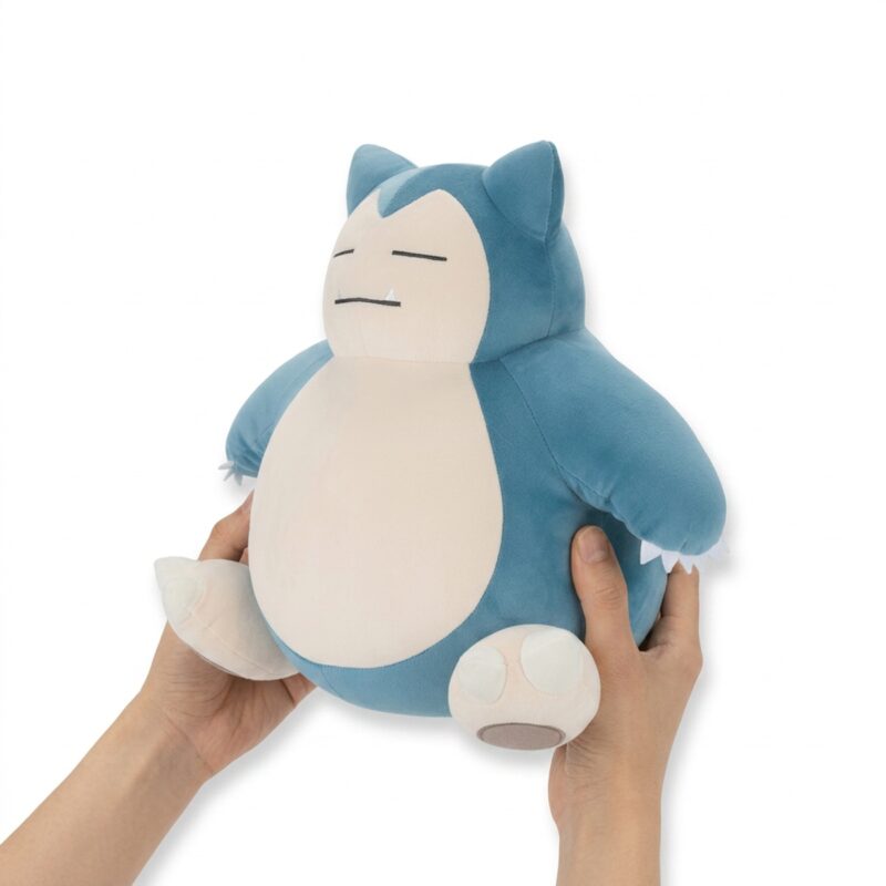 Snorlax Peluche sostenido en las manos
