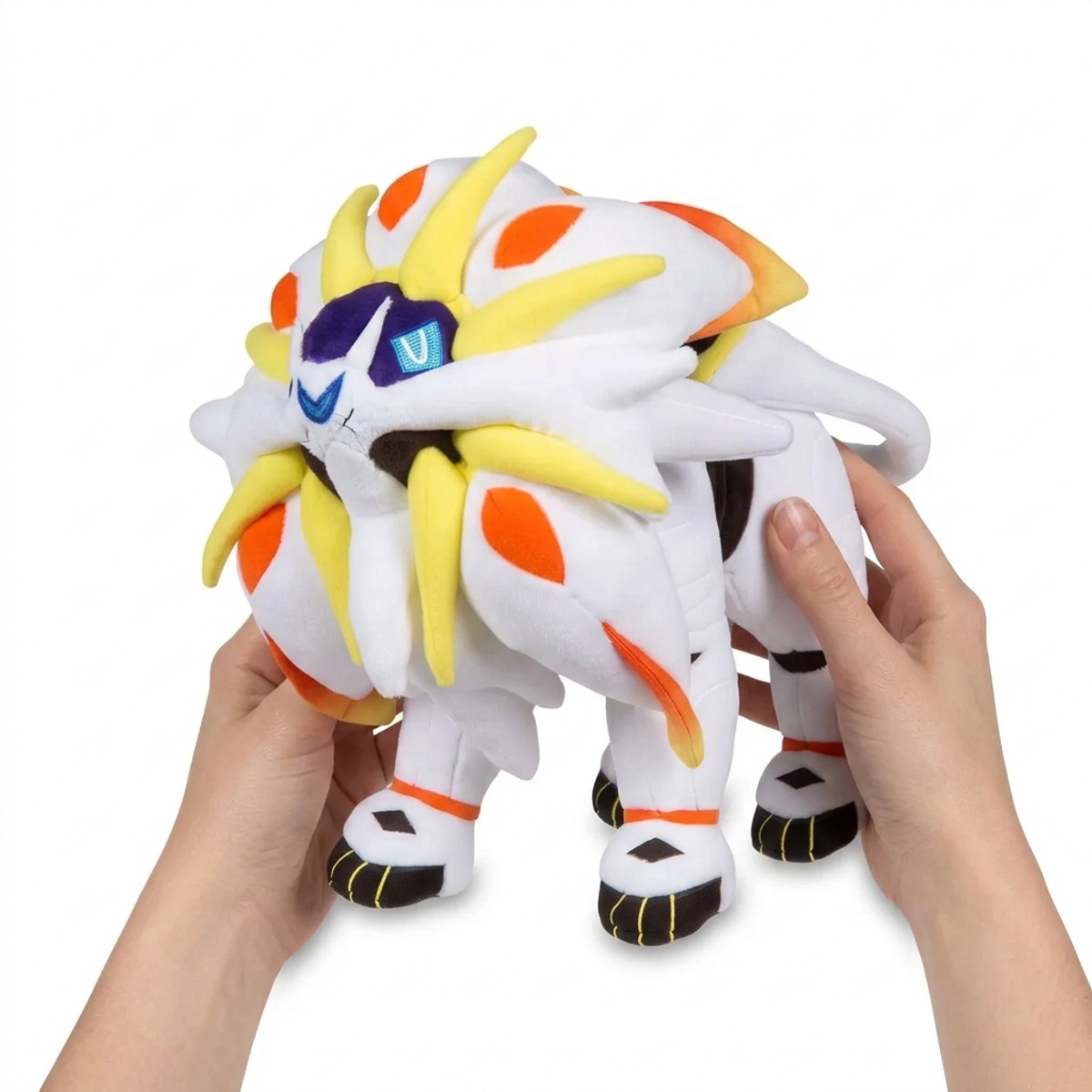 Solgaleo Peluche sostenido en las manos