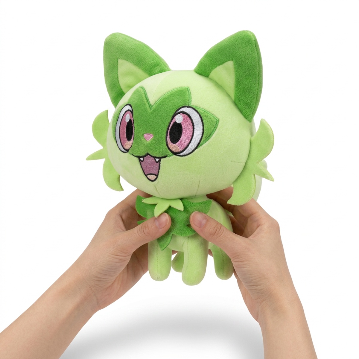 Peluche Sprigatito sostenido en las manos
