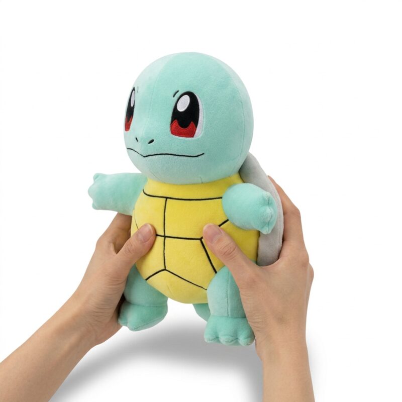 Peluche Squirtle sostenida en las manos