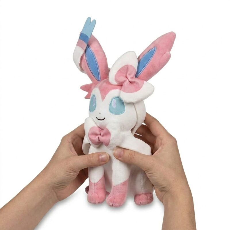 Peluche Sylveon sostenida en las manos
