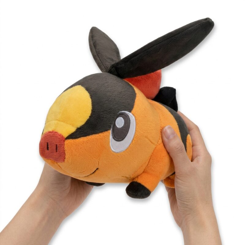 Tepig Peluche sostenida en las manos