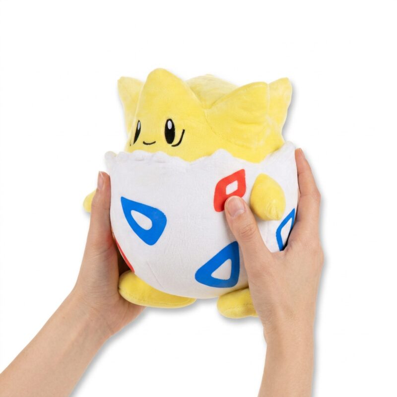 Togepi Peluche sostenido en las manos