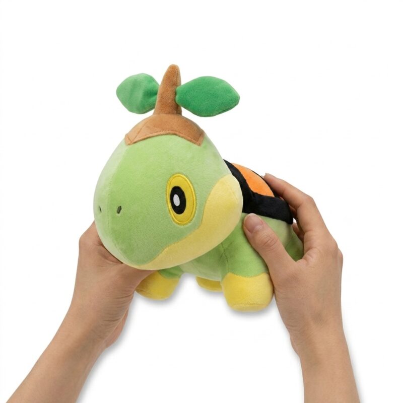 Turtwig Peluche sostenido en las manos