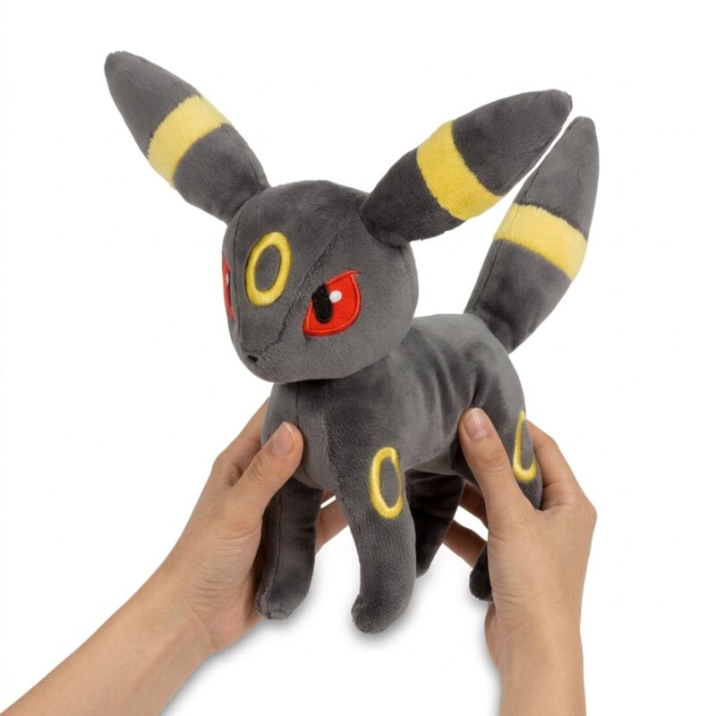 Peluche Umbreon sostenida en las manos