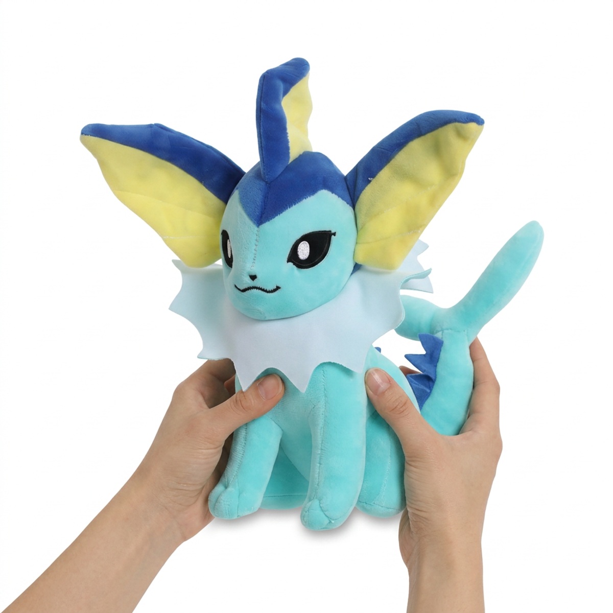 Vaporeon Peluche sostenido en las manos