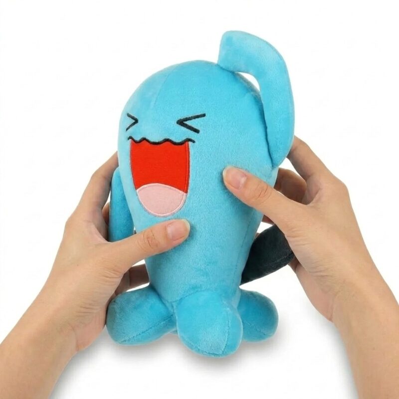 Wobbuffet Peluche sostenida en las manos