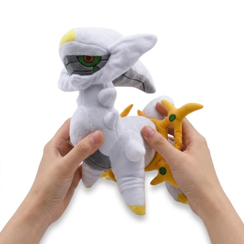 Arceus Peluche sostenida en las manos