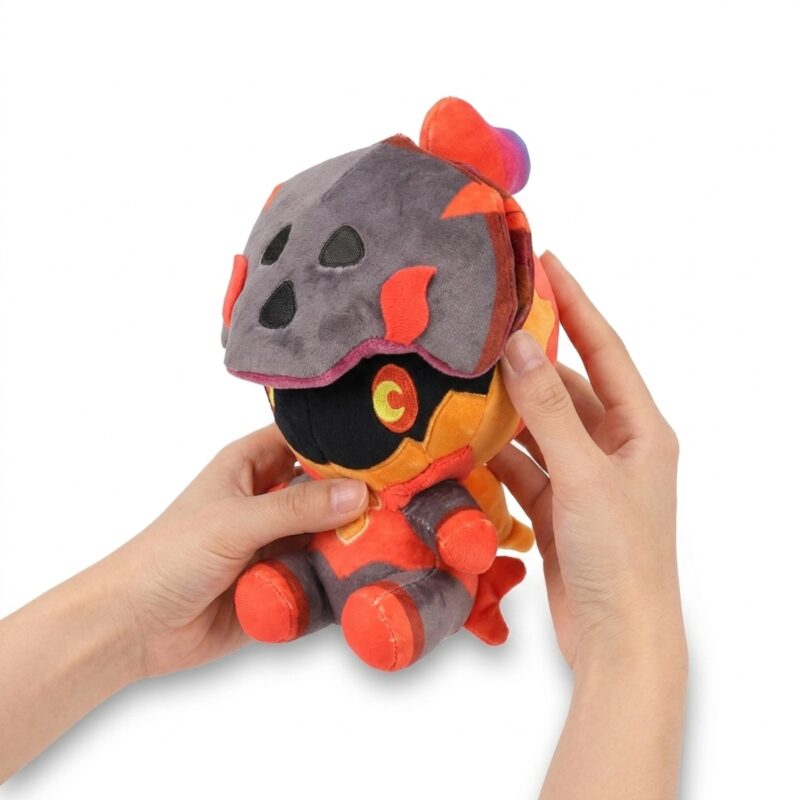 Charcadet Peluche sostenida en las manos