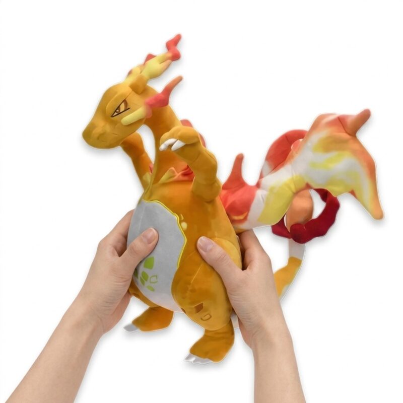 Peluche Charizard Gigamax sostenida en las manos
