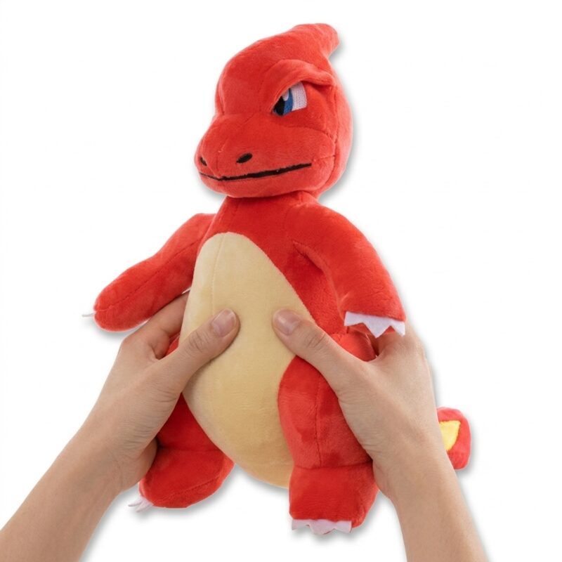 Charmeleon Peluche sostenido en la mano