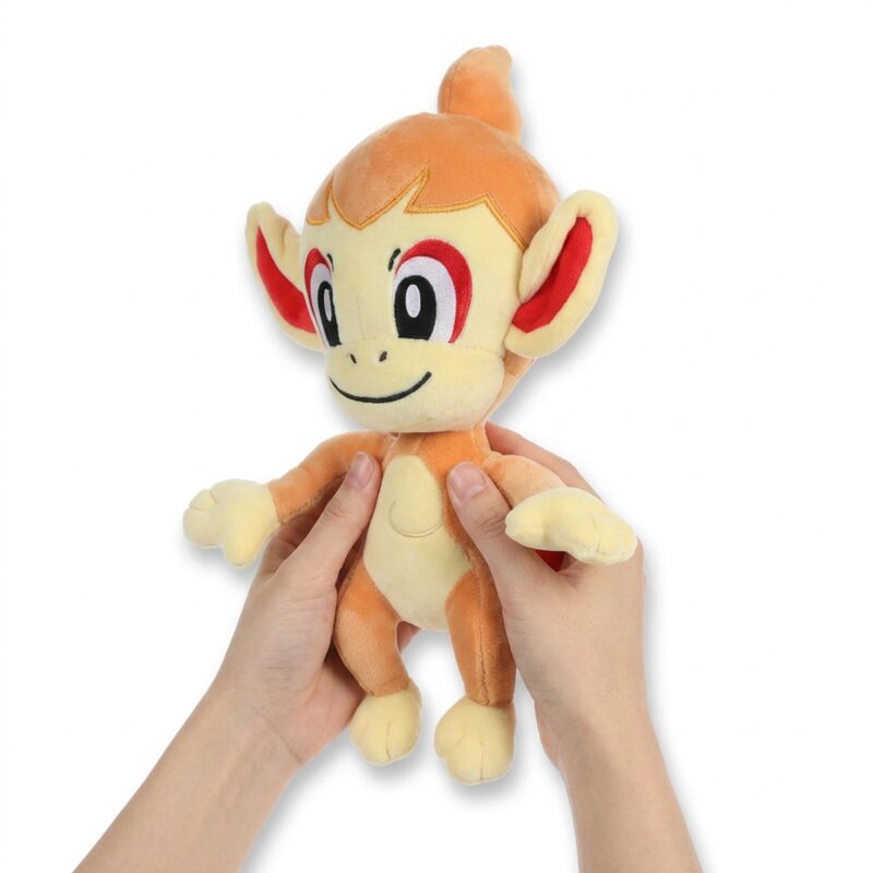 Chimchar Peluche sostenida en las manos