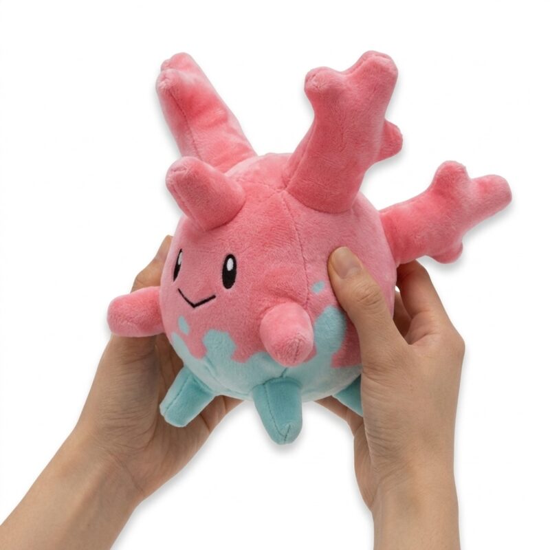 Corsola Peluche sostenida en las manos