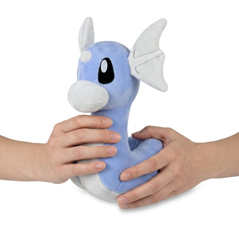 Dratini Peluche sostenido en las manos