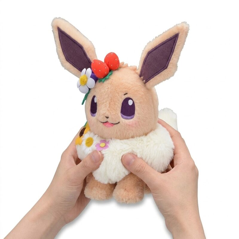 Peluche Eevee Kawaii sostenida en las manos