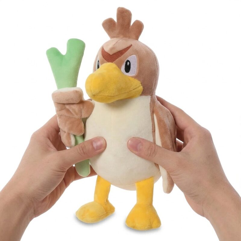 Farfetch'd Peluche sostenida en las manos
