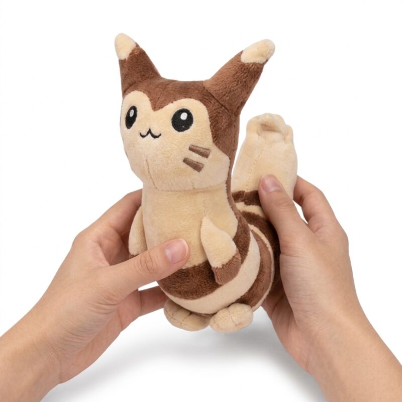 Furret Peluche sostenida en las manos