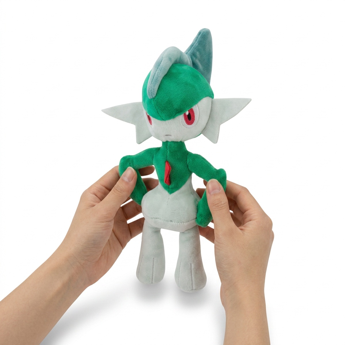 Gallade Peluche sostenido en las manos