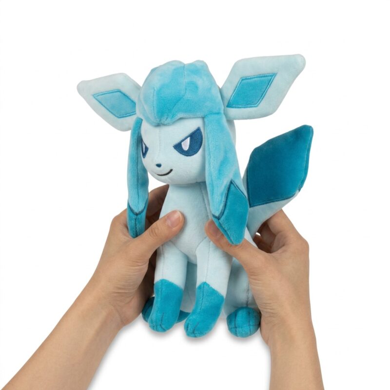 Glaceon Peluche sostenida en las manos