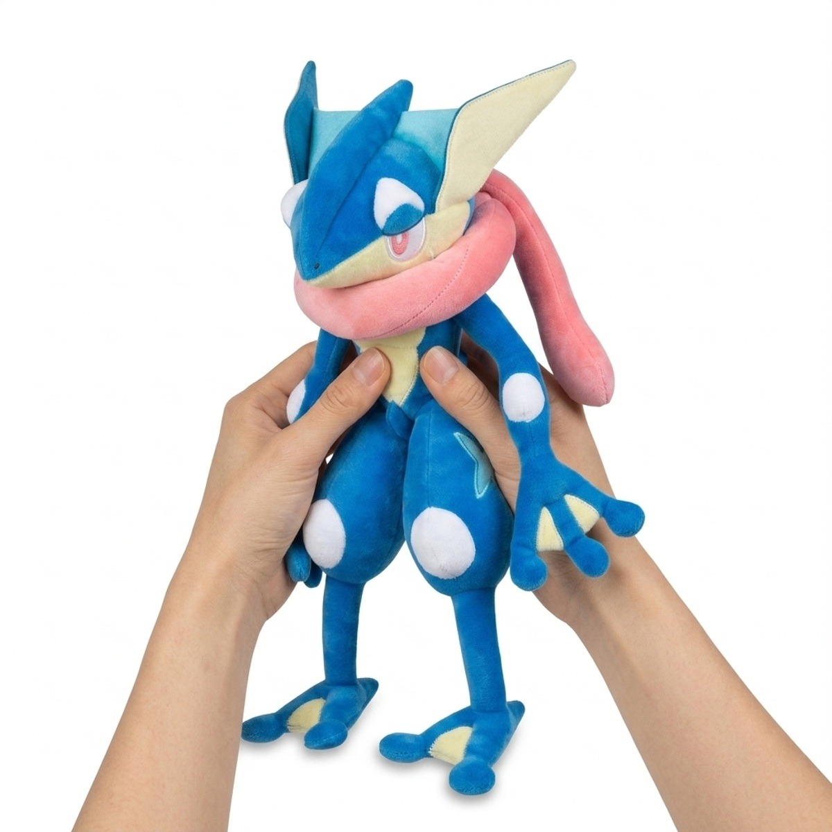 Greninja Peluche sostenida en las manos
