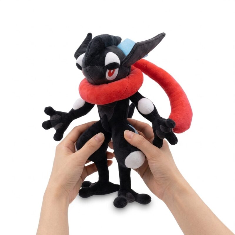 Peluche Greninja Shiny sostenido en las manos