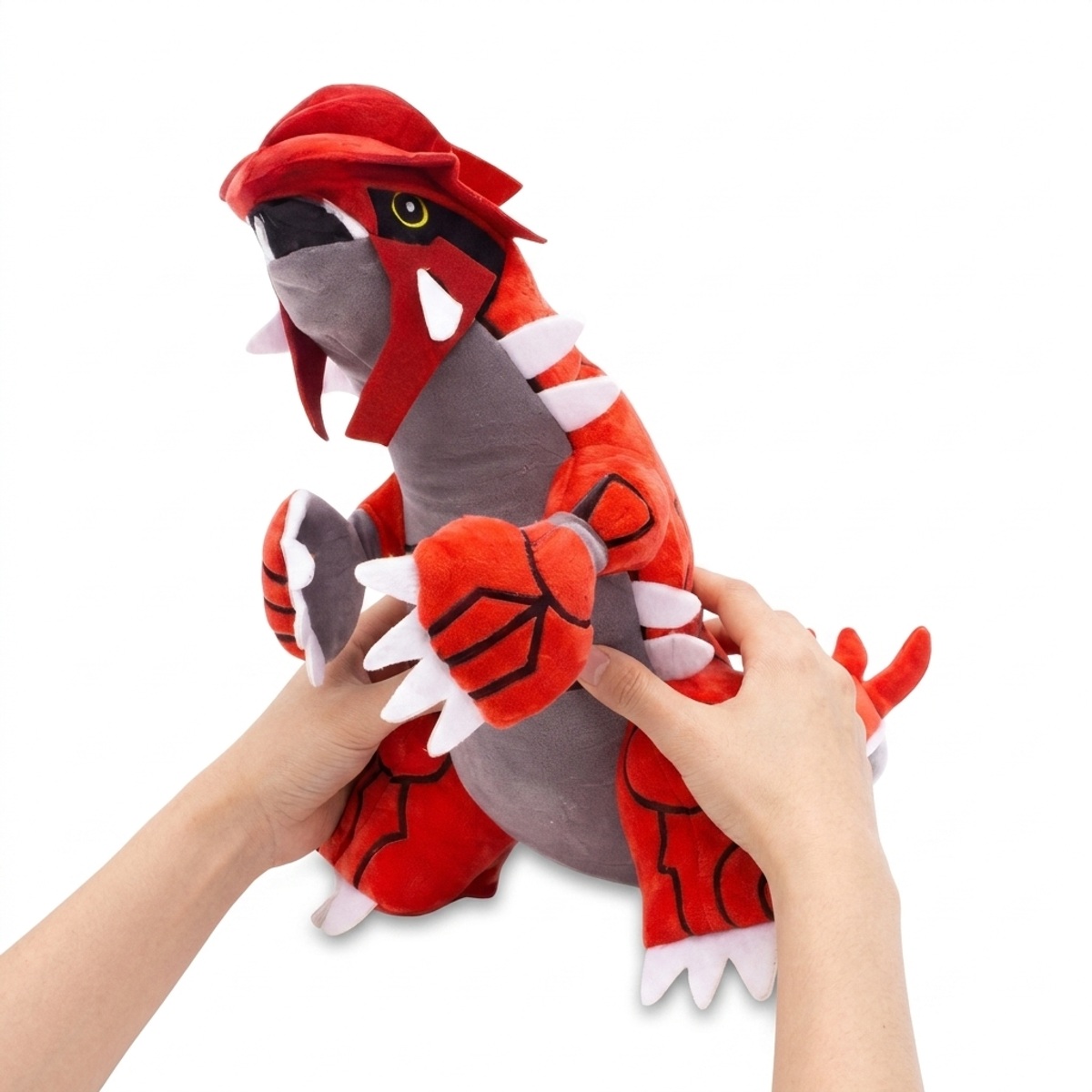 Groudon Peluche sostenida en las manos