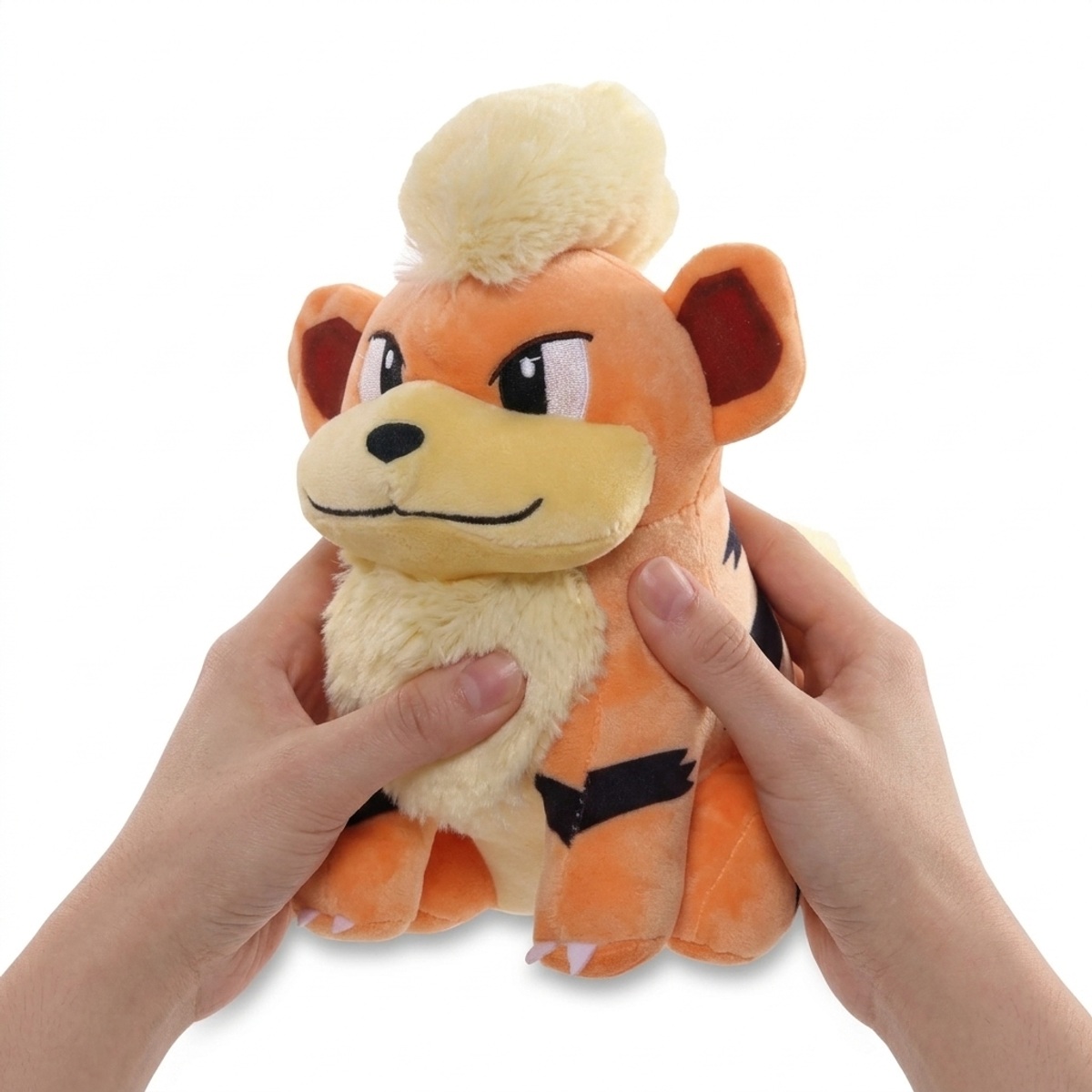 Growlithe Peluche sostenida en las manos