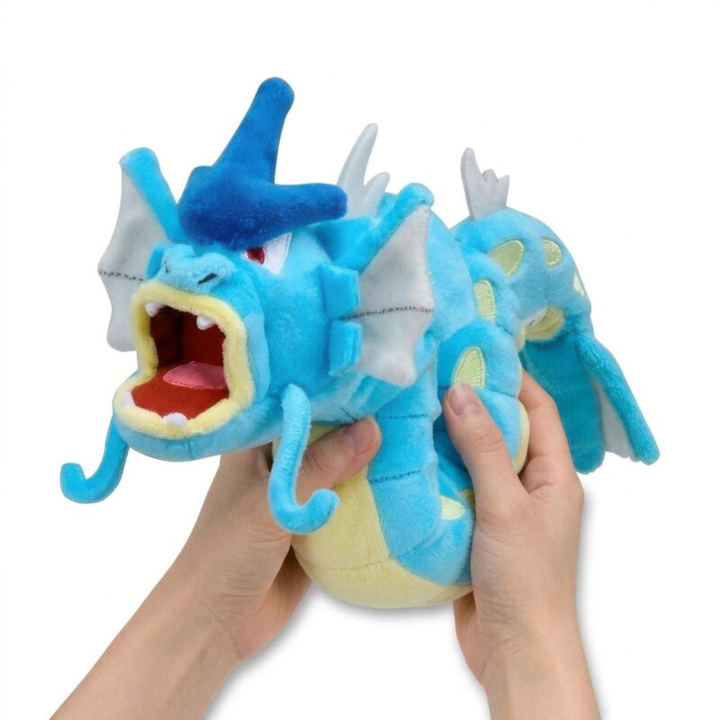 Gyarados Peluche sostenido en las manos