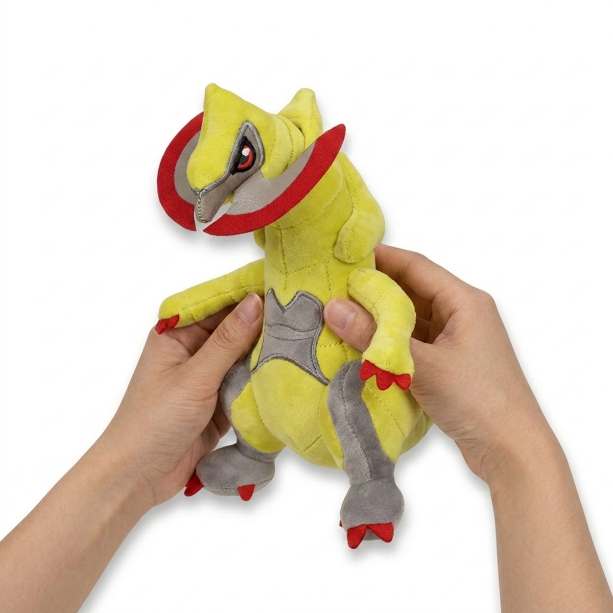 Haxorus Peluche sostenida en las manos
