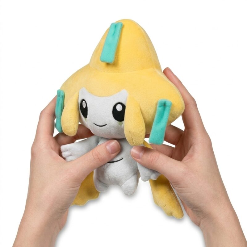 Jirachi Peluche sostenida en las manos