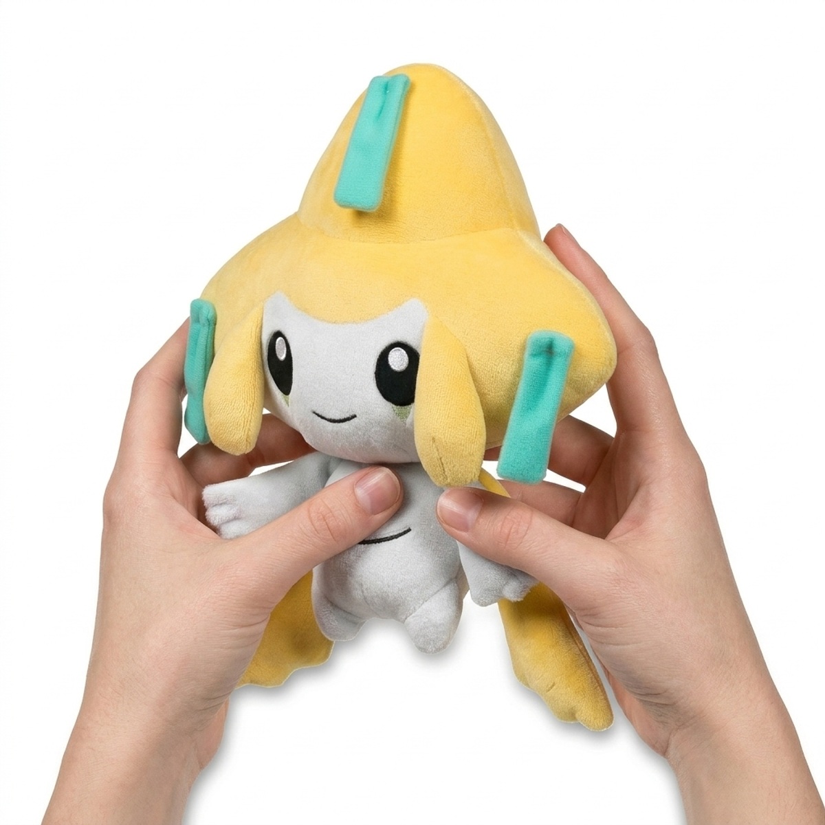 Jirachi Peluche sostenida en las manos