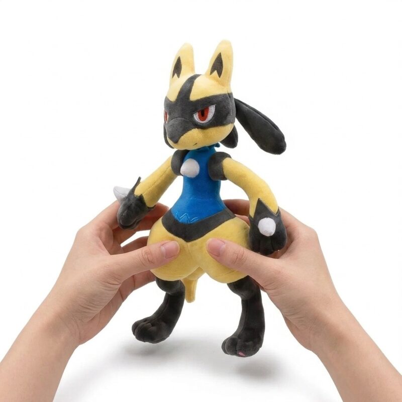 Peluche Lucario Shiny sostenida en las manos