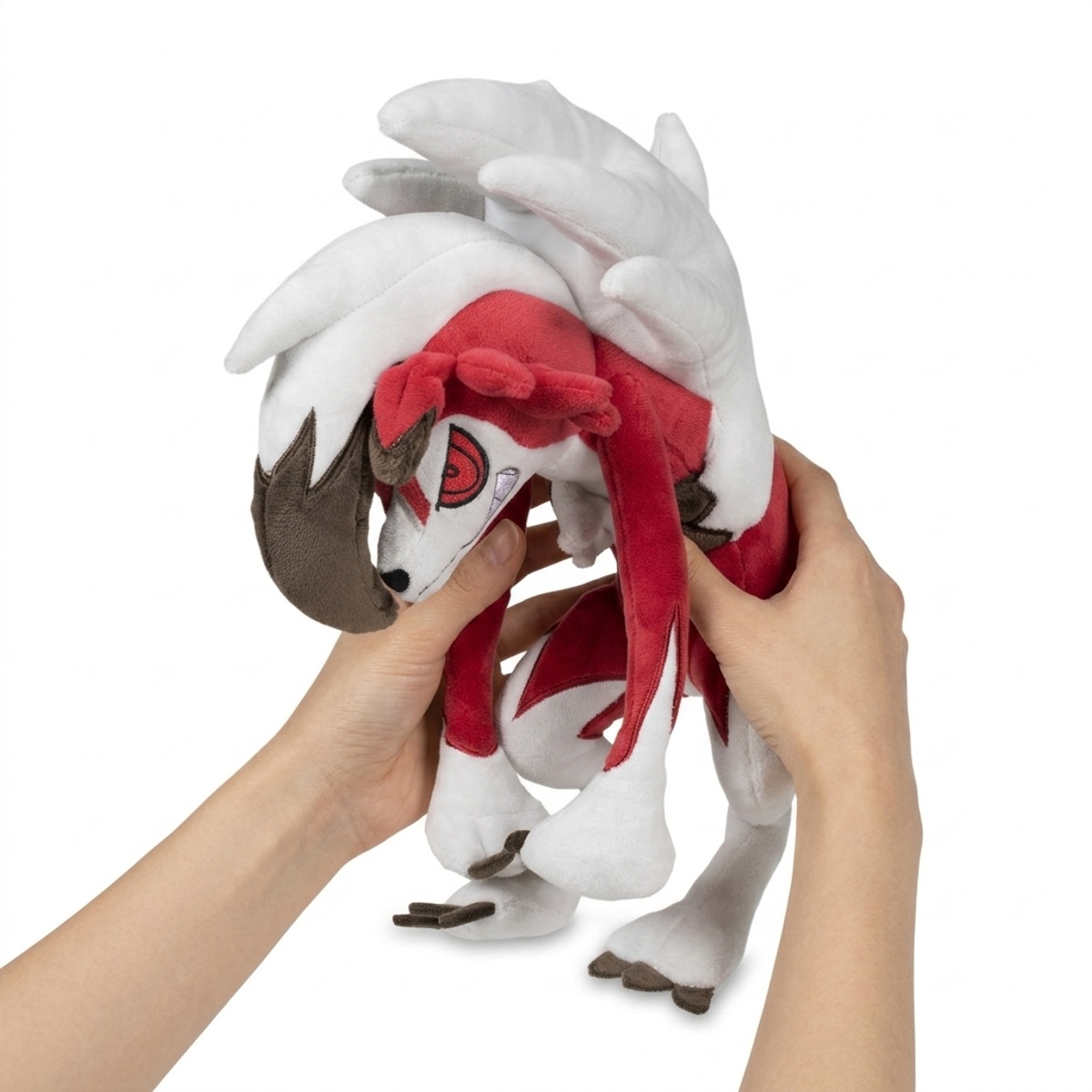 Lycanroc Nocturna Peluche sostenida en las manos