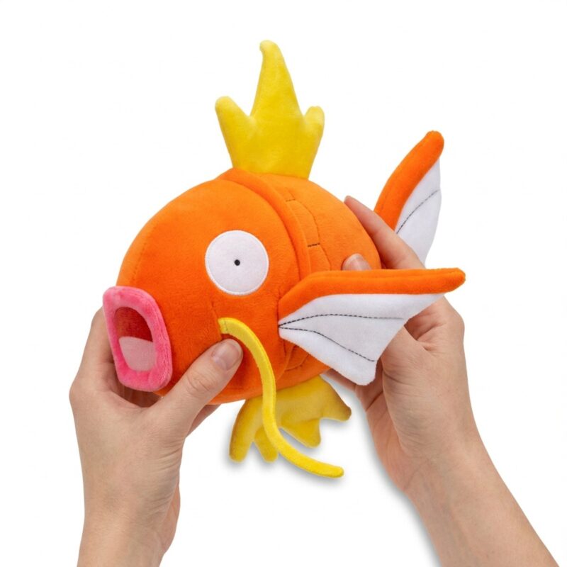 Magikarp Peluche sostenido en las manos