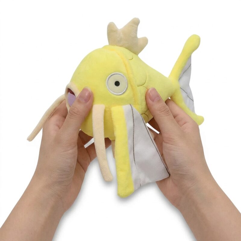 Peluche Magikarp Shiny sostenido en las manos