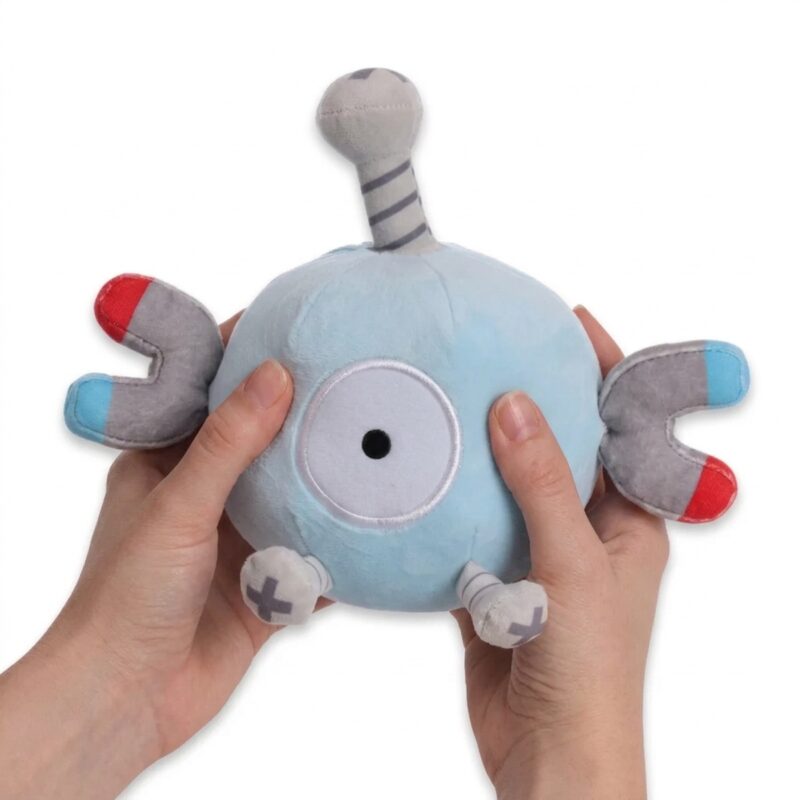 Magnemite Peluche sostenida en las manos