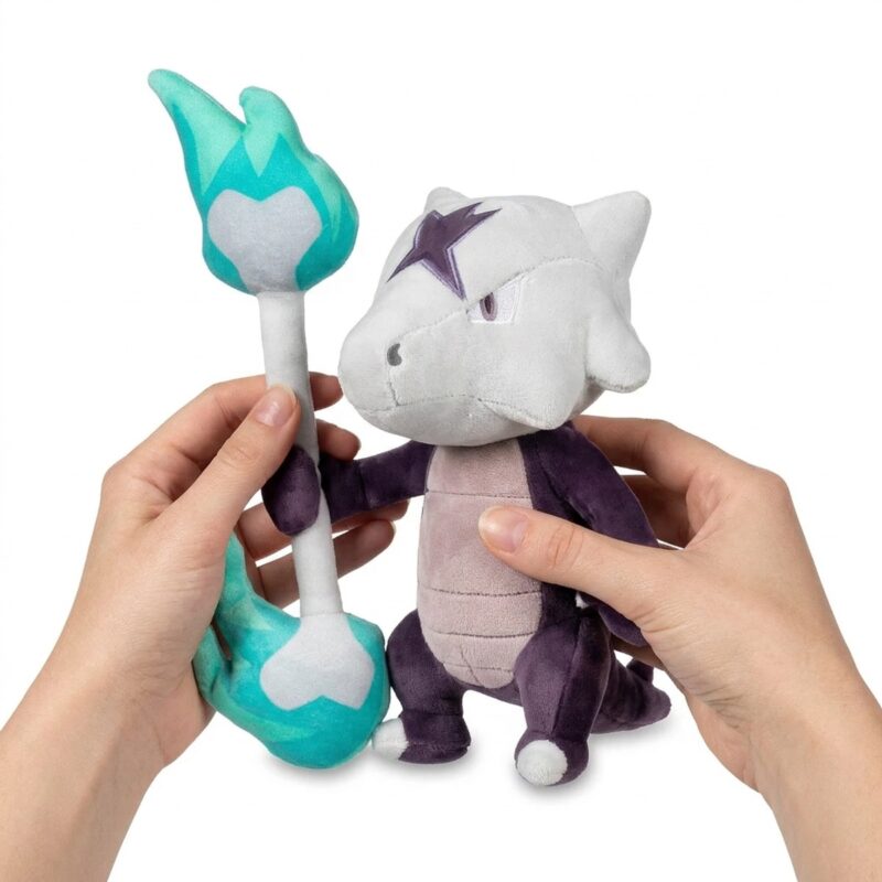 Peluche Marowak de Alola sostenida en las manos