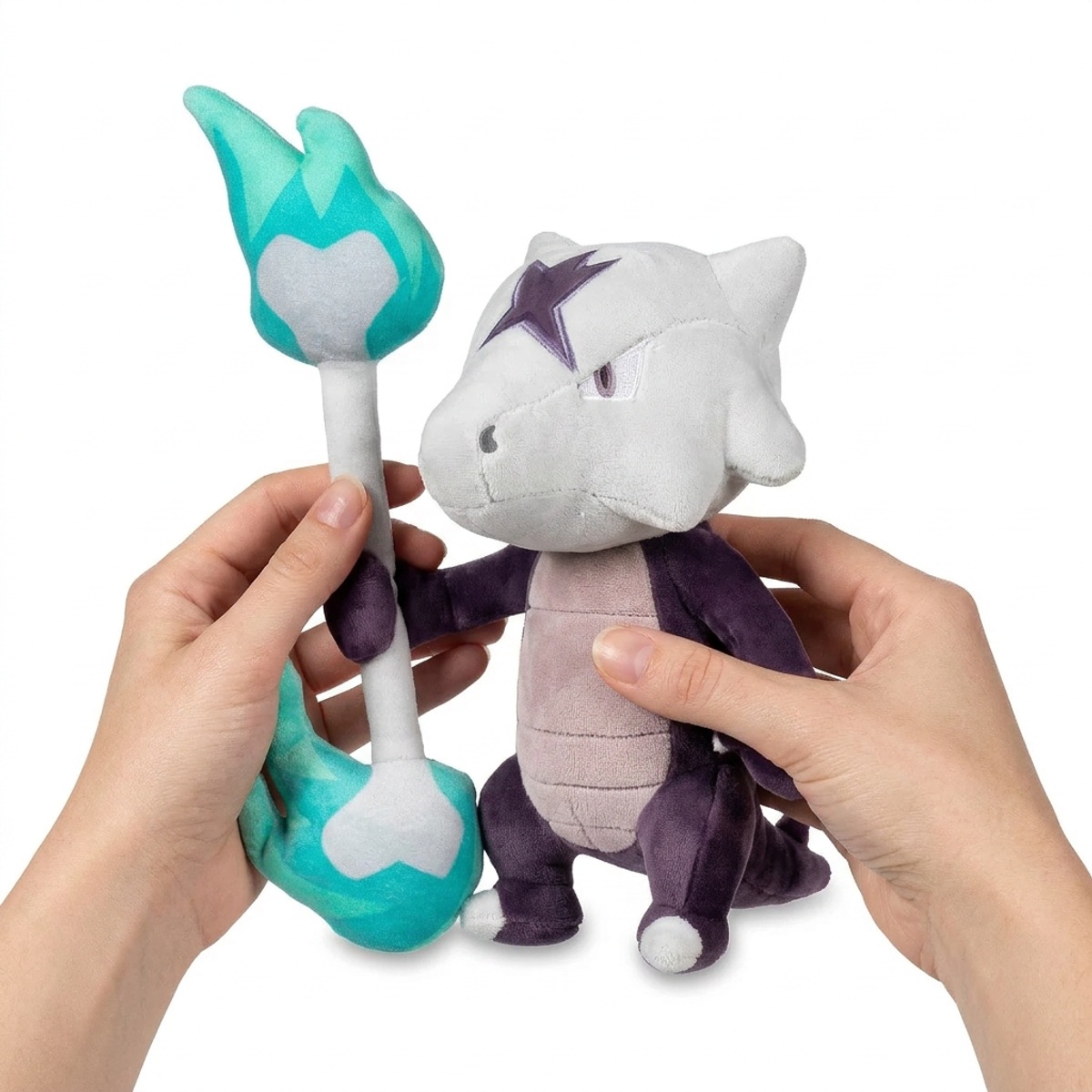 Peluche Marowak de Alola sostenida en las manos