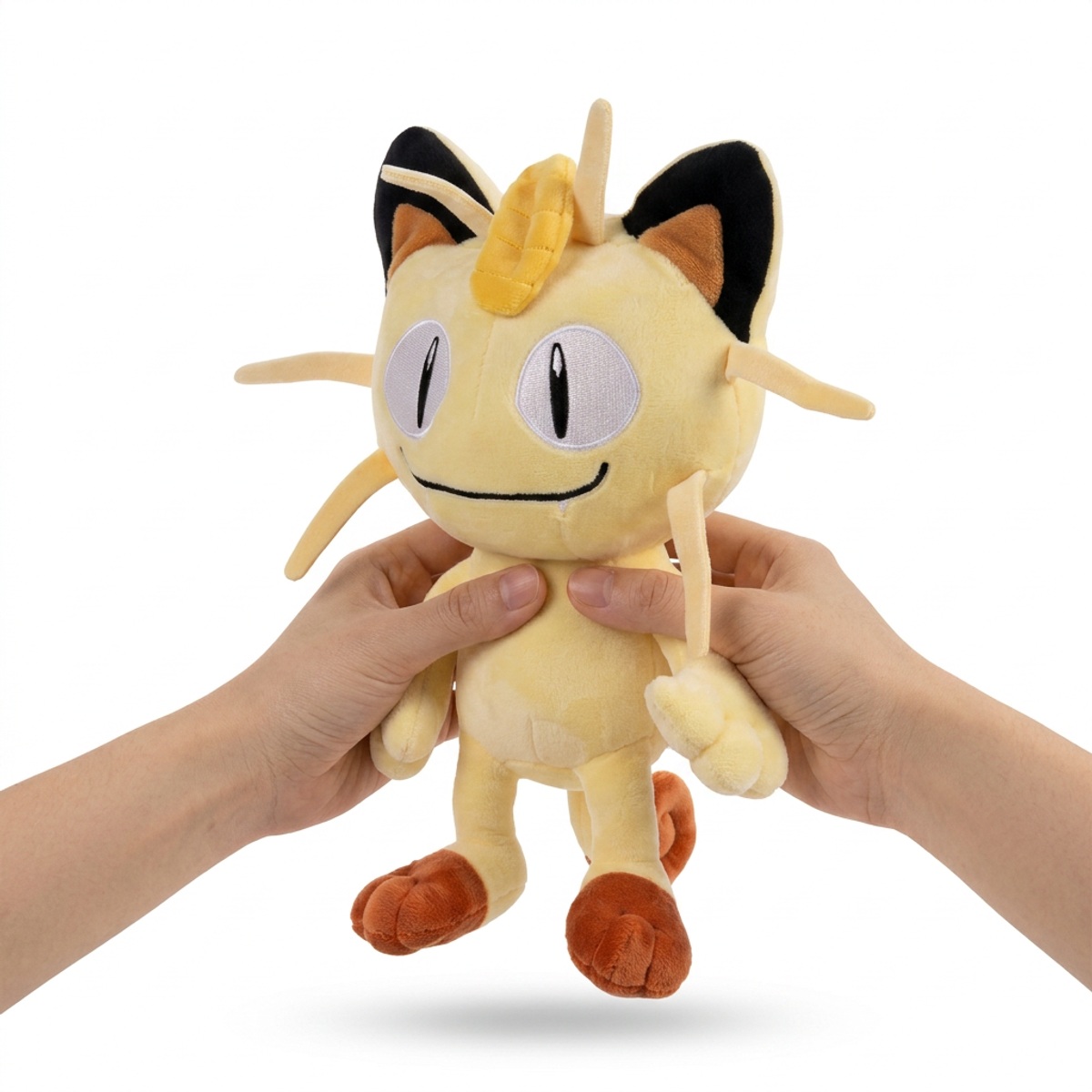 Meowth Peluche sostenido en las manos