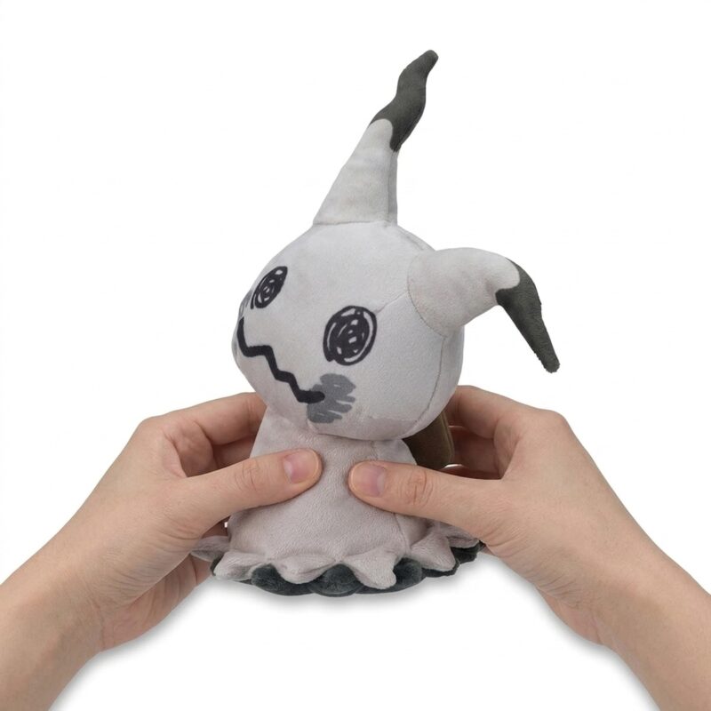Peluche Mimikyu Shiny sostenida en las manos