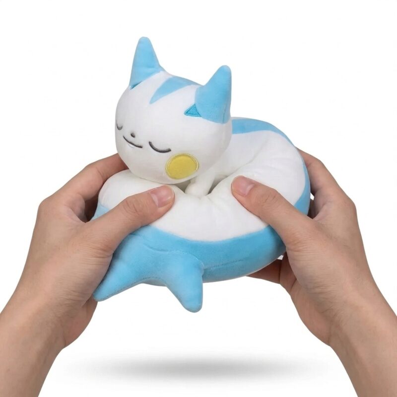 Pachirisu Peluche sostenido en las manos