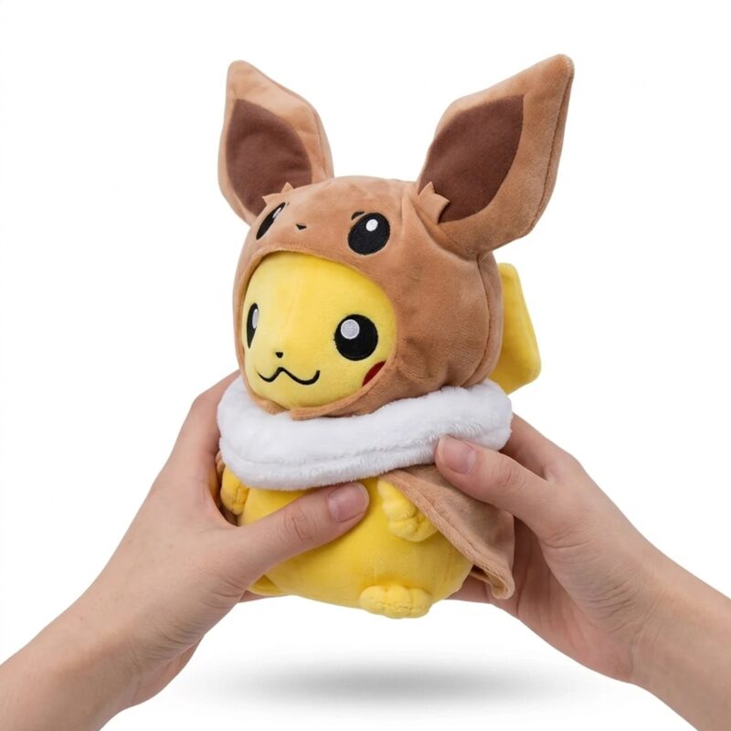 Peluche Pikachu Eevee sostenida en las manos