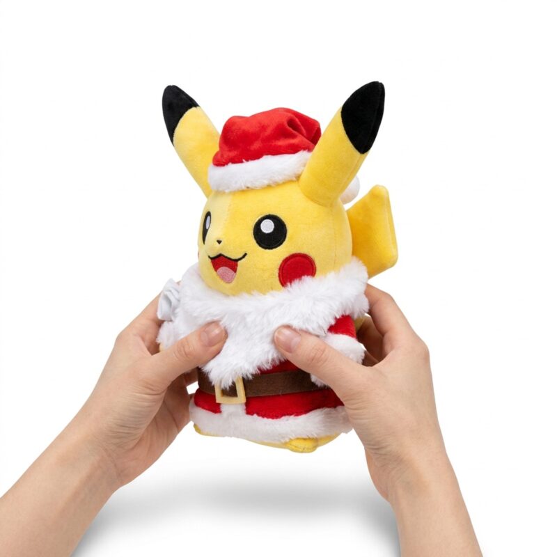 Peluche Pikachu Navidad sostenido en las manos