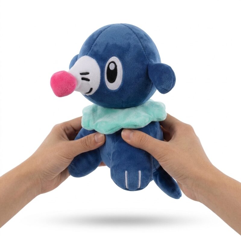 Popplio Peluche sostenido en las manos