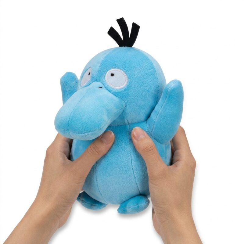 Peluche Psyduck Shiny sostenida en las manos