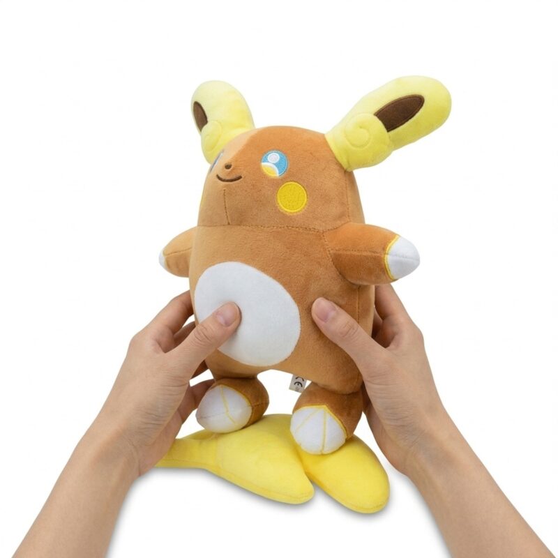 Peluche Raichu de Alola sostenida en las manos