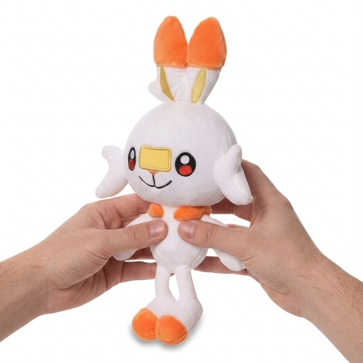 Scorbunny Peluche sostenido en las manos