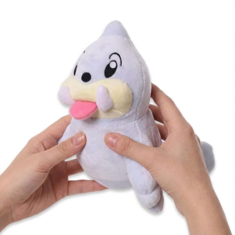 Seel Peluche sostenida en las manos